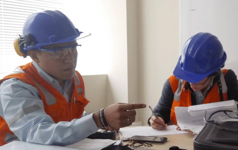 hombres trabajando politica gestion